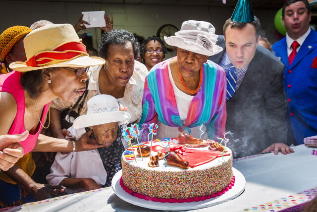 VERDENS ELDSTE PERSON: Til sin dødsdag 12. mai 2016 var den amerikanske kvinnen Susannah Mushatt Jones verdens eldste person. Dette bildet er tatt i forbindelse med hennes siste fødselsdagsfeiring i juli. Foto: NTB Scanpix VERDENS ELDSTE PERSON: Til sin dødsdag 12. mai 2016 var den amerikanske kvinnen Susannah Mushatt Jones verdens eldste person. Dette bildet er tatt i forbindelse med hennes siste fødselsdagsfeiring i juli. Foto: NTB Scanpix